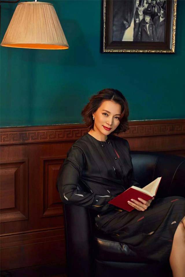 元素 见过世面的女人，穿衣搭配更追求“气质”，不信你瞧董卿