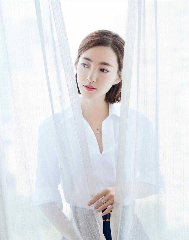高跟鞋 王丽坤不愧是素颜女神，简单的衬衫配半身裙也能穿出高级感，真美