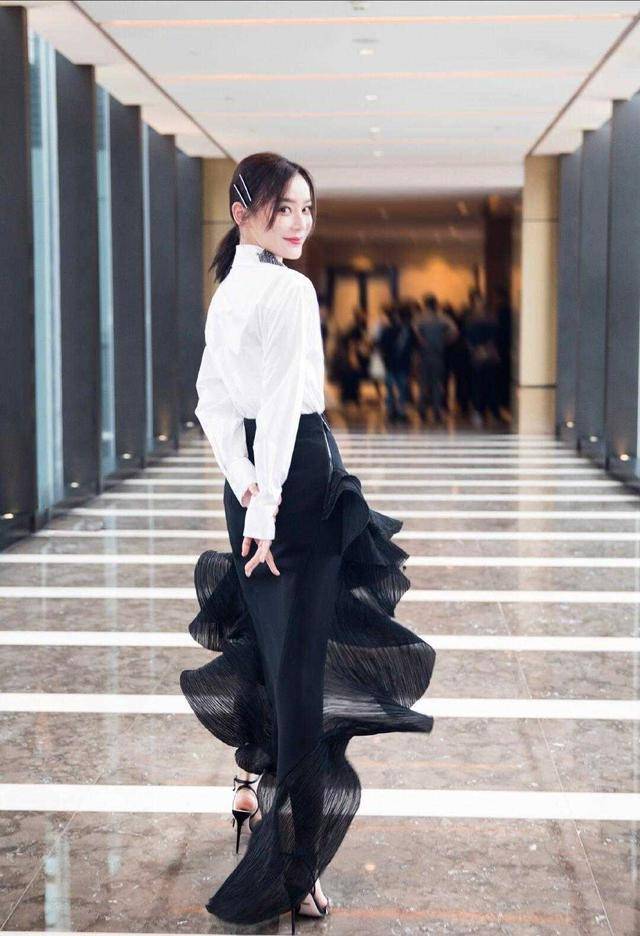 羽毛 袁姗姗真是个“时髦精”,白衬衫配半身裙干练利落,秀美腿好撩人