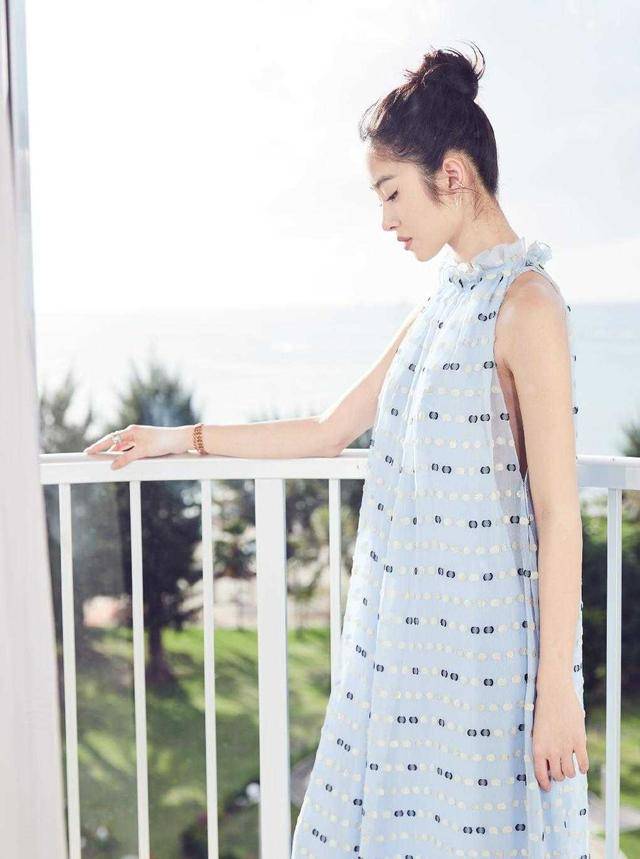 黑色 杨采钰真是好一朵“人间富贵花”，蓝色连衣裙优雅温婉，明媚大气