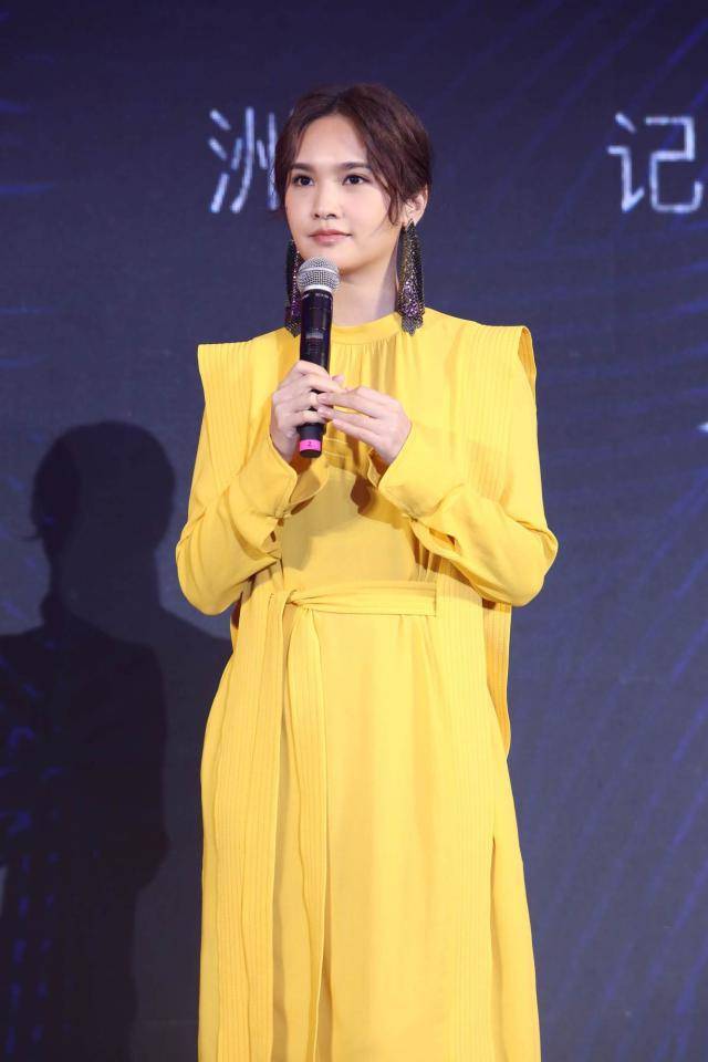 脖颈 杨丞琳穿鹅黄长裙亮相，夸张耳饰抢镜头，脚踩驴蹄靴不怕气场不够