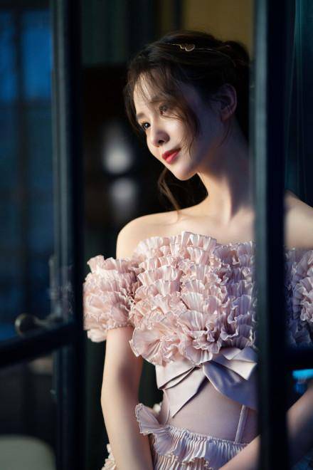 设计 刘诗诗穿粉色仙女礼服好优雅，气质这块拿捏住了！天鹅颈令人羡慕