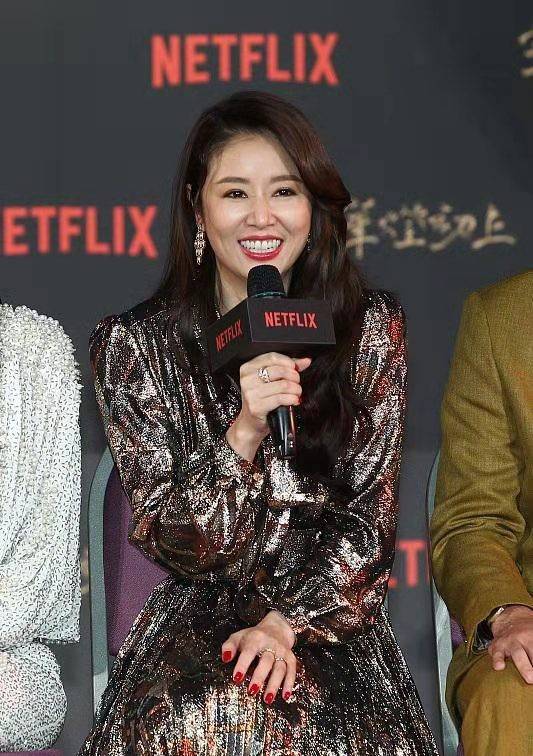 大气 林心如怎么变这样了！鎏金长裙穿出浓浓油腻感，一做大表情脸就垮