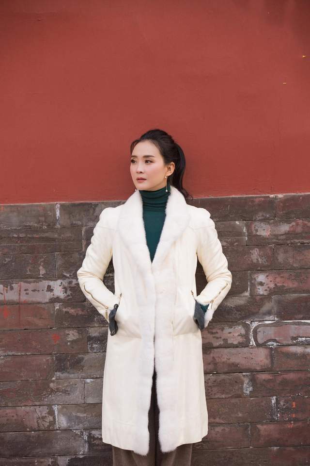 一身 “晴格格”王艳不像是74年的人，一身贵妇打扮走故宫，气质惊艳