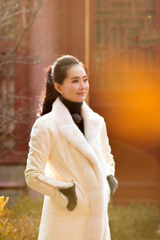 一身 “晴格格”王艳不像是74年的人，一身贵妇打扮走故宫，气质惊艳