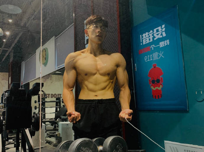 憑借一身腱子肉，奪得健體冠軍，這稜角分明的腹肌，真是帥氣逼人！ 健身減肥達人 第1张