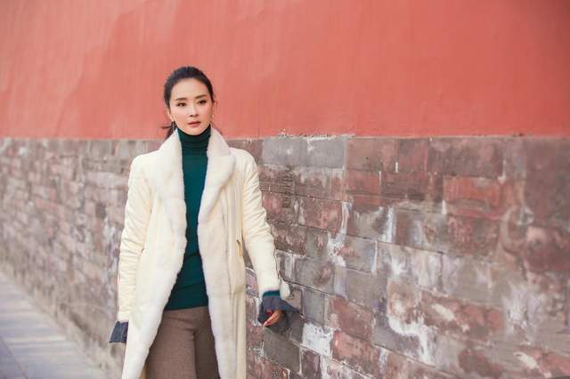 一身 “晴格格”王艳不像是74年的人，一身贵妇打扮走故宫，气质惊艳