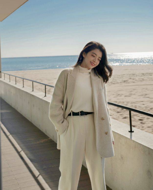 颜色 三木和妈妈人手一条的小白裤，出镜率也太高了，这样穿显瘦还高级