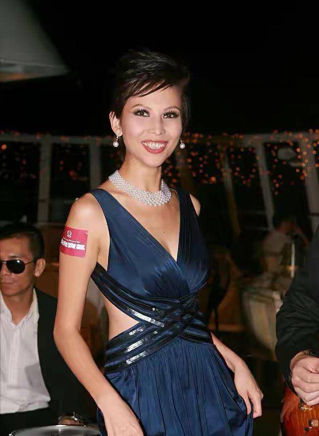 设计 蔡少芬早期照片曝光，穿藏蓝色露背裙配“猫眼妆”，妖艳感十足