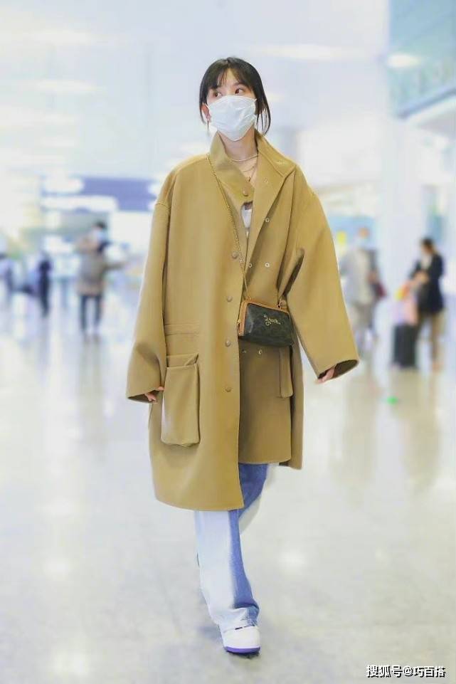 卫衣 宋祖儿机场穿搭好“奶”啊！清纯干净又漂亮，美得太与众不同了