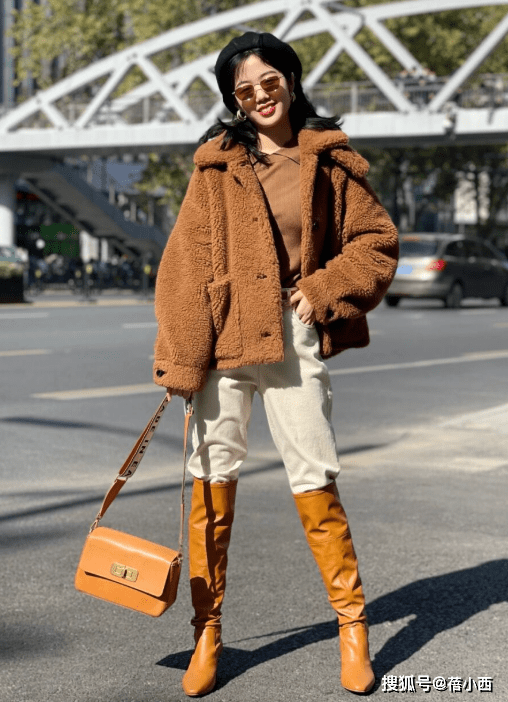 棕色 长筒靴不好搭配？那是你没遇到这4件上衣，这样穿上气场全开