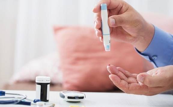 饮食|糖尿病人要“管好嘴”!遵循这4点饮食原则,血糖不敢起“风浪”