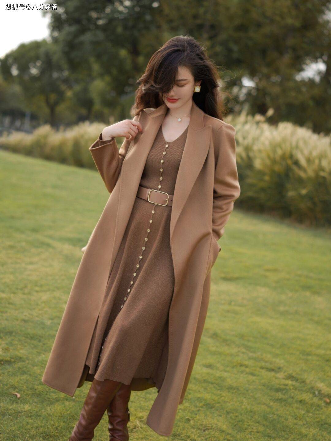 黑色 冬天穿大衣最好选这几个颜色，温柔显白不挑人，黑黄皮也能驾驭