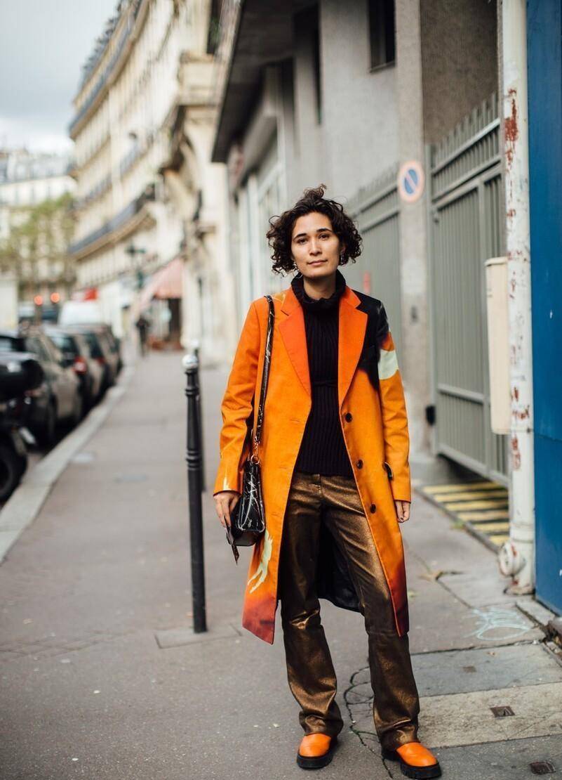 蓝色 穿大衣别老选黑白的了，今年冬天流行彩色大衣，赶时髦的来看看