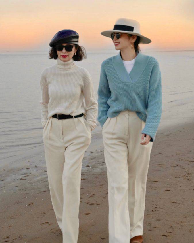 颜色 三木和妈妈人手一条的小白裤，出镜率也太高了，这样穿显瘦还高级