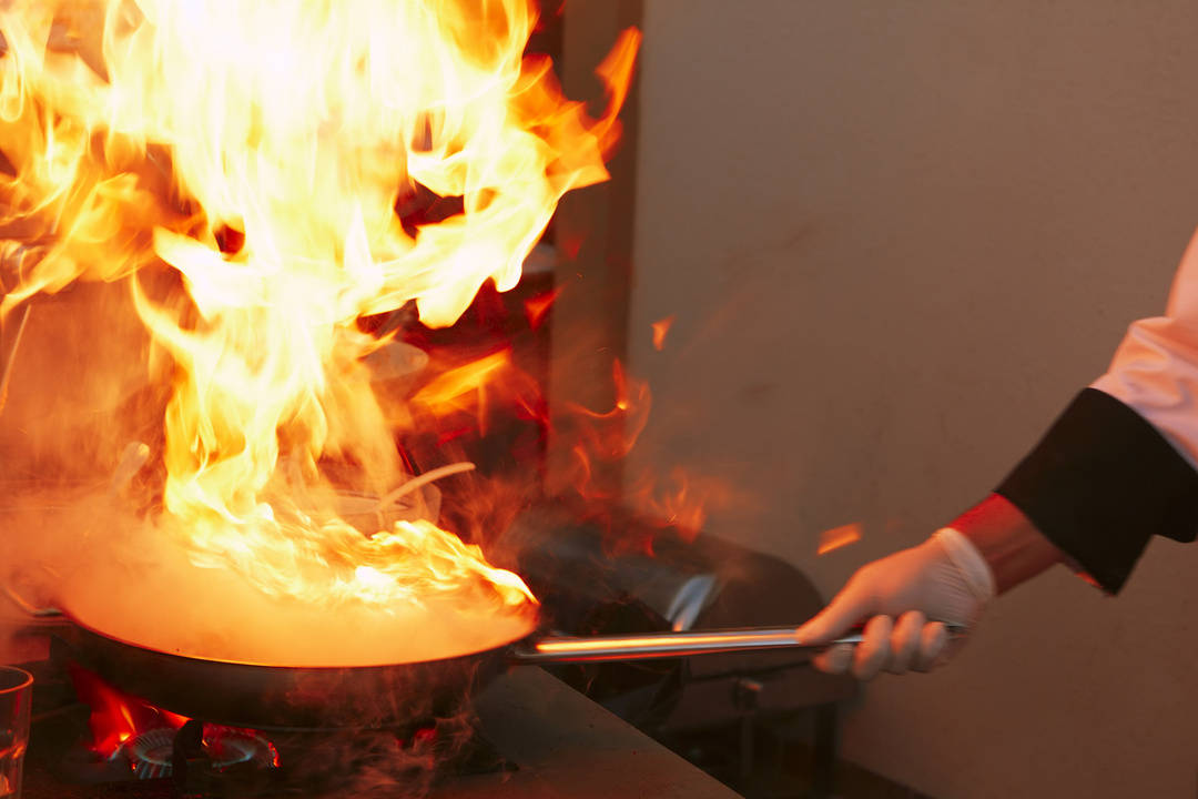 的是通过cr技术一比一还原的厨房,此时,灶台上正有一个着火了的油锅