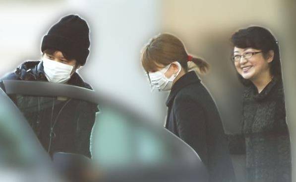 34岁牧野由依近照 低扎马尾辫穿双排扣风衣 同框婆婆不输气场 儿媳妇 今日热点