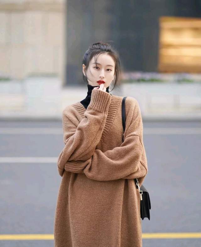 黑色 这才是毛衣的正确穿搭，简单优雅又减龄，轻松穿出20岁的感觉