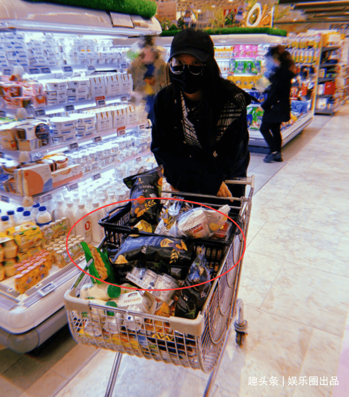 食品|关晓彤在超市购物,购买进口零食引起热议,被指崇洋媚外