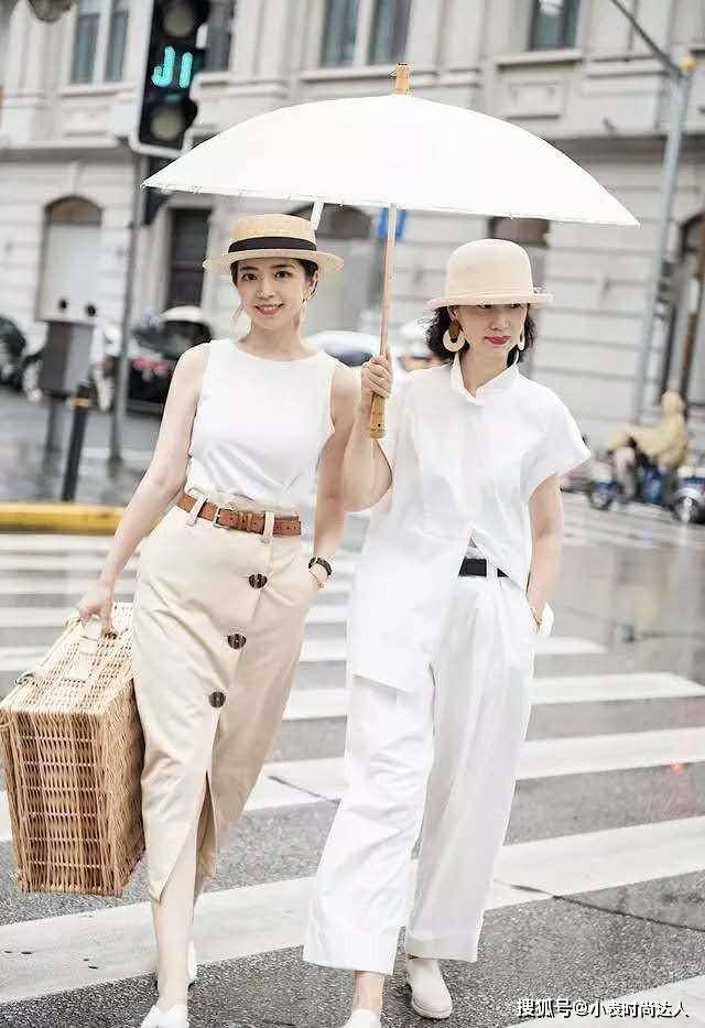 衬衣 女人过了50岁少穿T恤短裤,瞧三木妈妈这样来穿,优雅知性又时髦