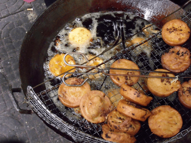 米豆腐和油粑粑是里耶古城的特色小吃,米豆腐口感清香,软滑细嫩;油