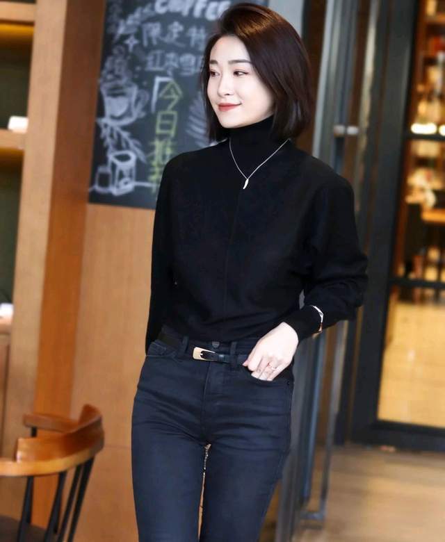 黑色 这才是毛衣的正确穿搭，简单优雅又减龄，轻松穿出20岁的感觉