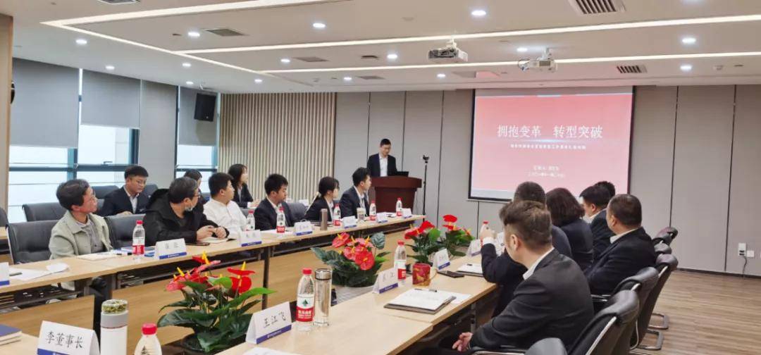 纳曲青稞酒业公司总经理王江飞在会议上发言