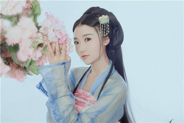 酷狗繁星艺人红格格亮相央视《全球中文音乐榜上榜》温暖献声