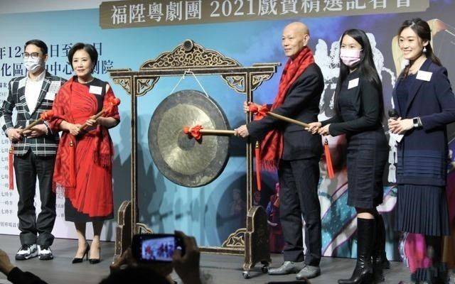 感觉74岁汪明荃参加聚会，穿西装裙配短靴好时髦，比同学要年轻漂亮！