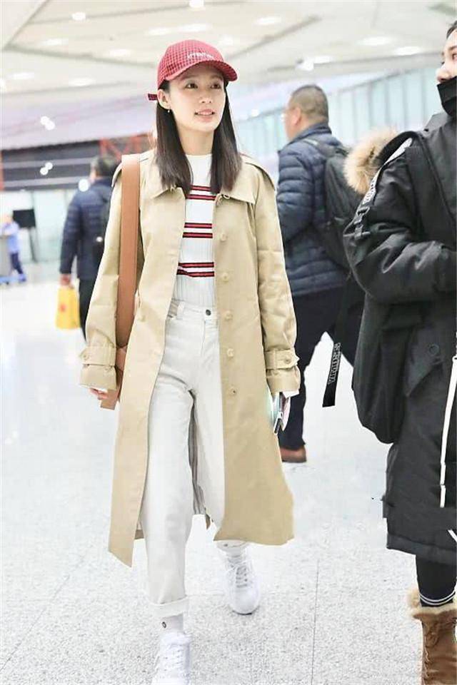 休闲风 奔三的女人尽量不要卫衣配牛仔裤!学李沁这样穿,活该你这么好看