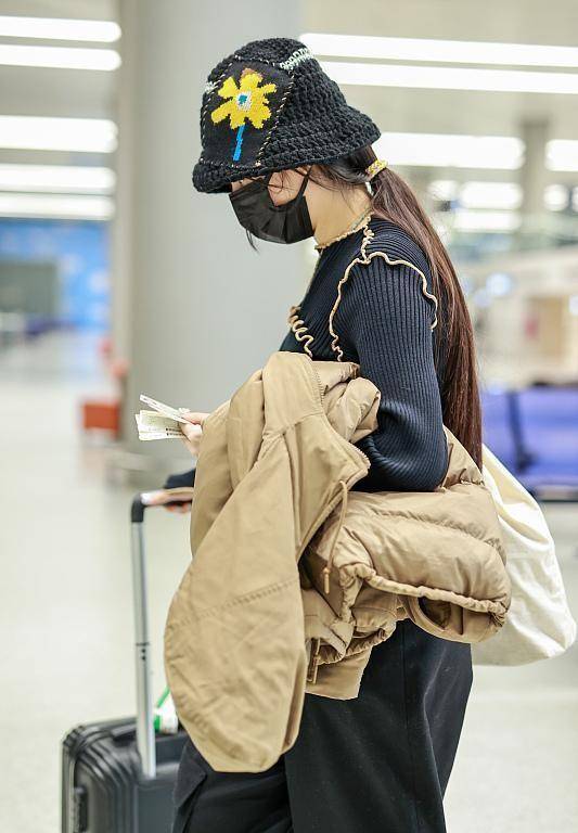 服装 郭碧婷没有阔太架子，素颜就出门了，穿搭也很随意舒服的