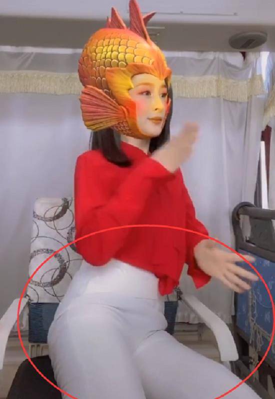 马苏近照身材发福 小肚赘肉大腿粗壮 昔日的女神身材已不见 李小璐