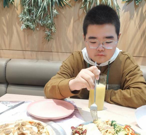 表情包长大了!《乡村爱情》谢飞机13岁生日,看到评论,恶意真大_曹桐睿