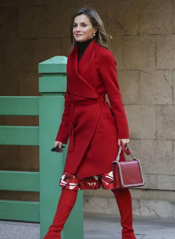 服装 西班牙王后不怕冷,竟然用“斗篷”大衣配连衣裙,为王室形象拼了