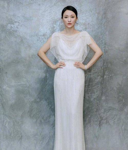 周迅 周迅素颜现身太任性,穿无袖装配条大妈裤,简单真实不做作