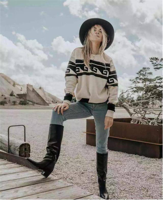 小腿肚 别再穿裸靴了，今年流行“膝盖靴”，150女生穿上后轻松显高10cm