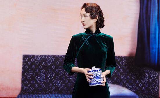 黑色 王鸥新发型堪比“换脸”，剪空气刘海穿黑大衣变软妹，形象大变样