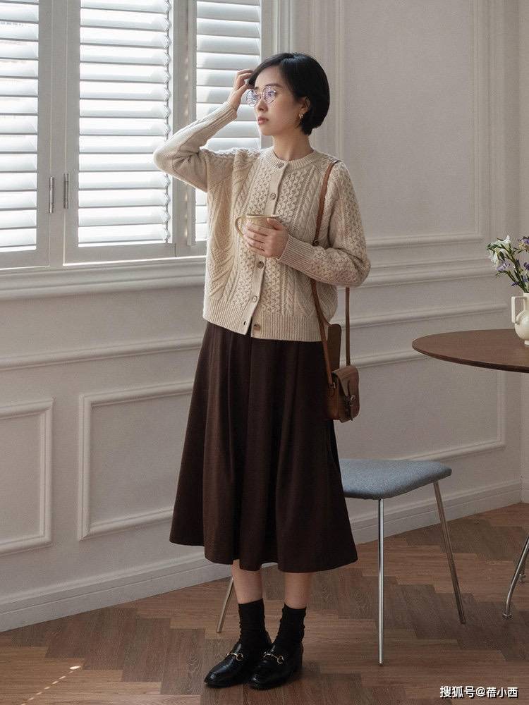 穿"针织开衫"下面搭什么?建议配这3种,学会了你也是时尚博主