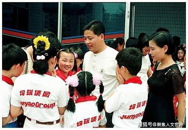 其实早在王均瑶确诊绝症之前,已经有了诸多症状,任丽身为他的第二任