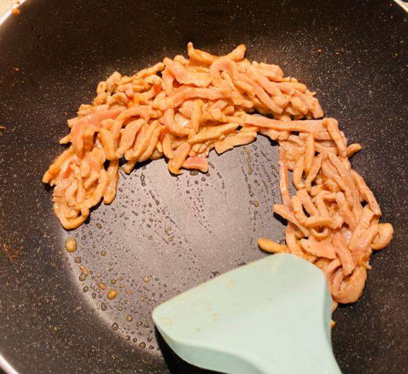 炒肉丝不腥不柴的做法 e88e92961a7a4d43ad77b0bf3eb97105.jpeg