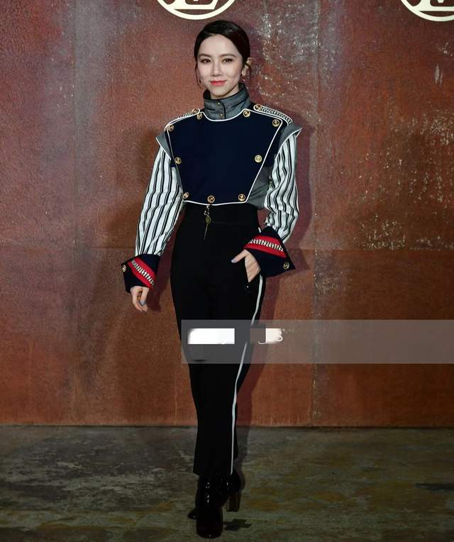 身材 邓紫棋真的逆袭了?同场遇上热巴刘亦菲也不输,穿搭时髦显比例