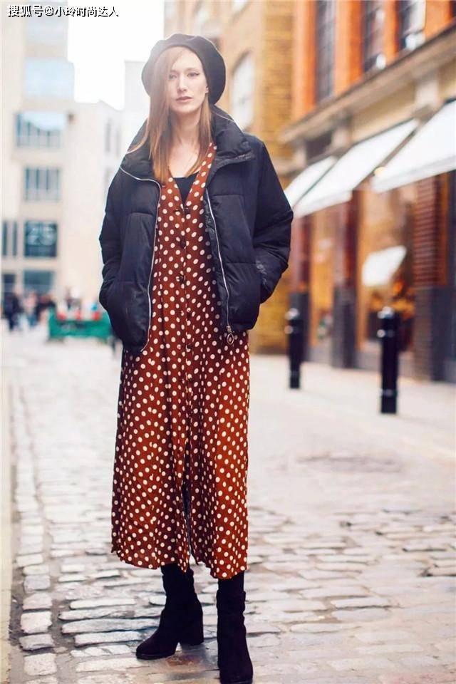 羽绒服 今年火了一种搭配，叫“包臀羽绒服+裙子”，时尚又保暖谁穿谁美