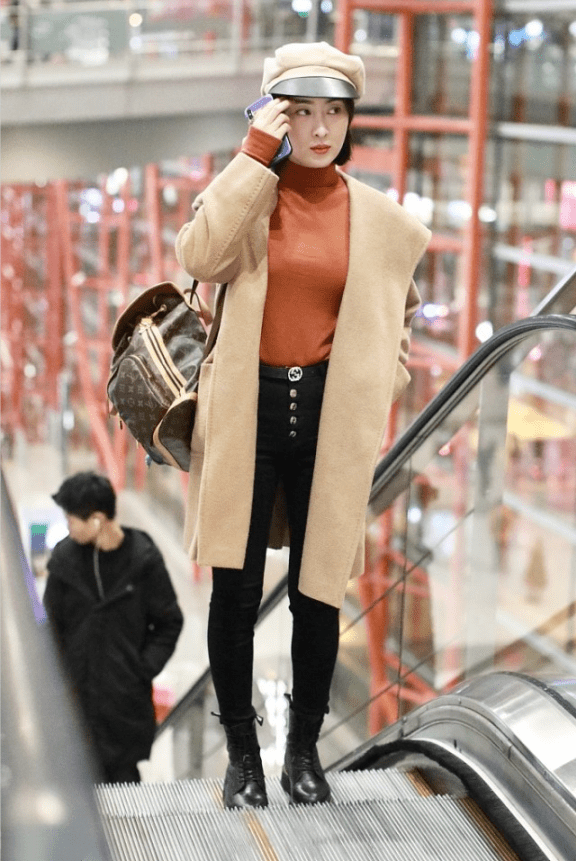 黑色 40岁的马苏状态不输年轻人，穿卡其色大衣优雅时髦，气质超好