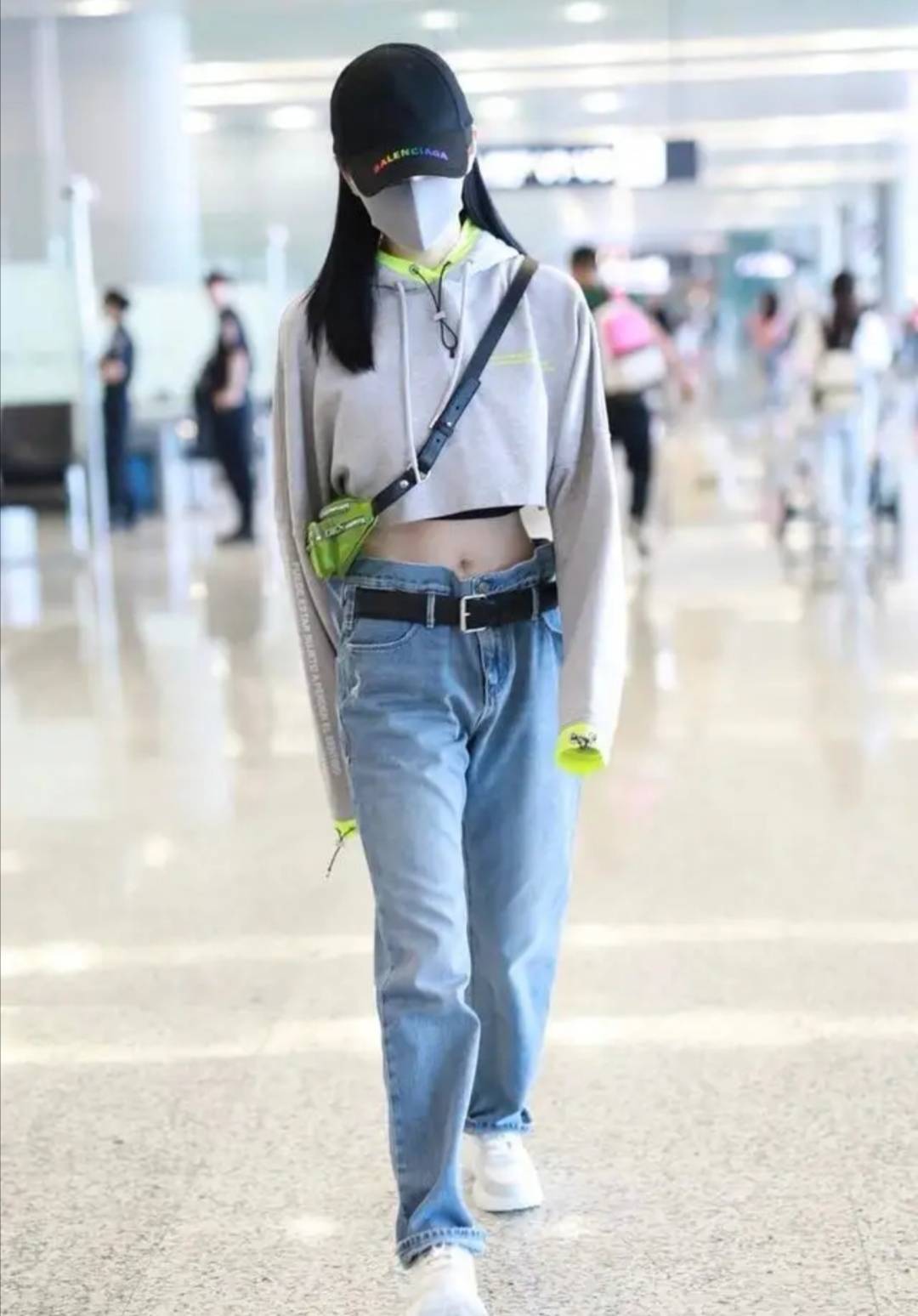 原创景甜的"蚂蚁腰"细得晃眼,直筒裤穿出宽松感