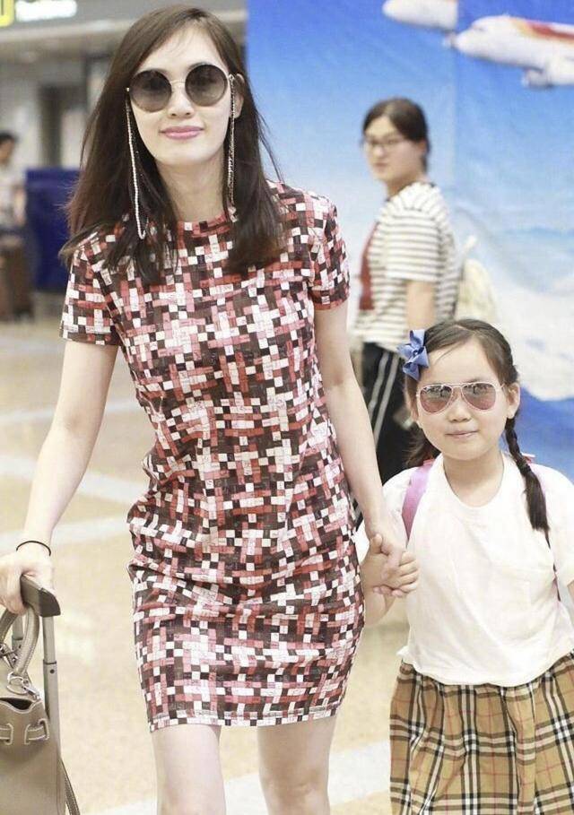 牛仔 33岁马蓉穿搭真少女!白色外套搭配牛仔半身裙清新简约,洋气减龄