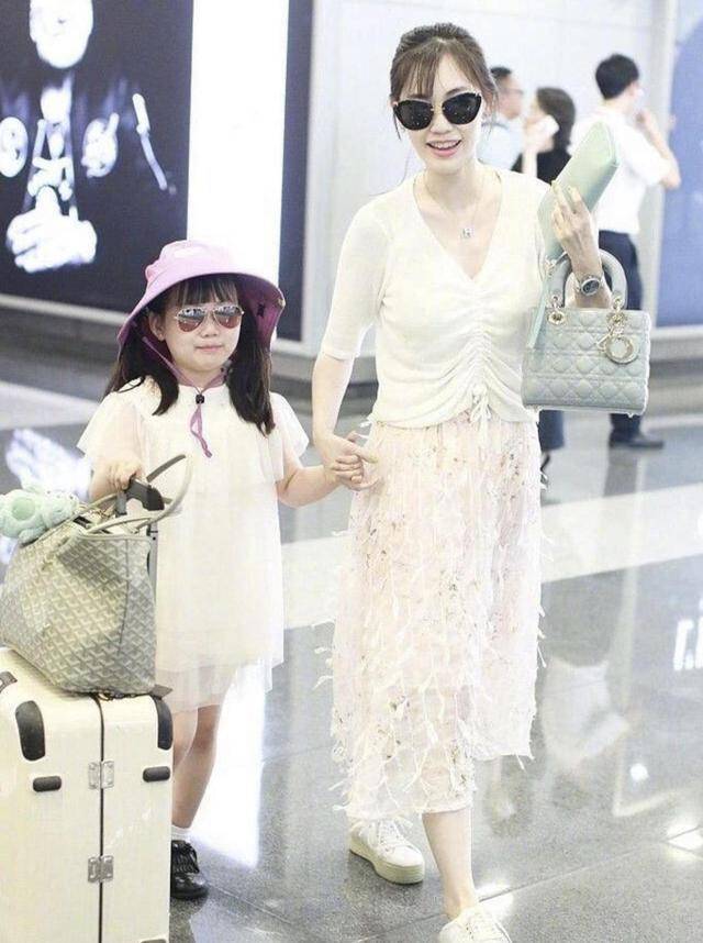 牛仔 33岁马蓉穿搭真少女！白色外套搭配牛仔半身裙清新简约，洋气减龄