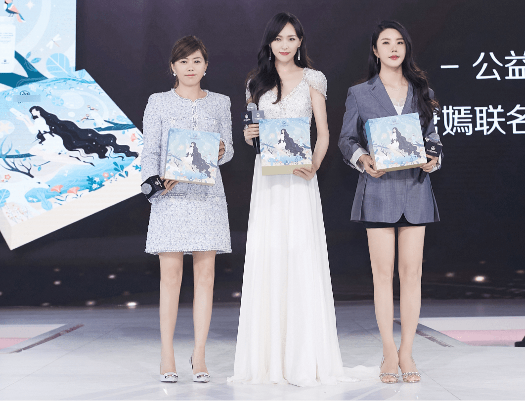 冷面 唐嫣白裙亮相线下活动，长裙藏不住大长腿，生图显出真实圆润脸型
