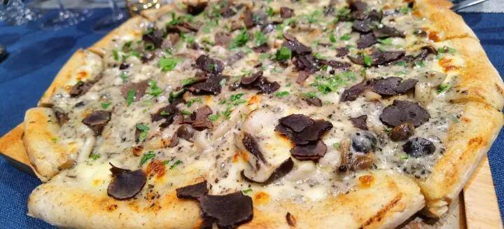 披萨|中喜酒业：披萨和葡萄酒会碰撞出怎样的火花?这样搭配才对味。