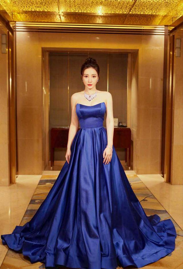 曲线 柳岩身材真丰满！一袭抹胸连衣裙大秀事业线性感高级，凹凸感真好