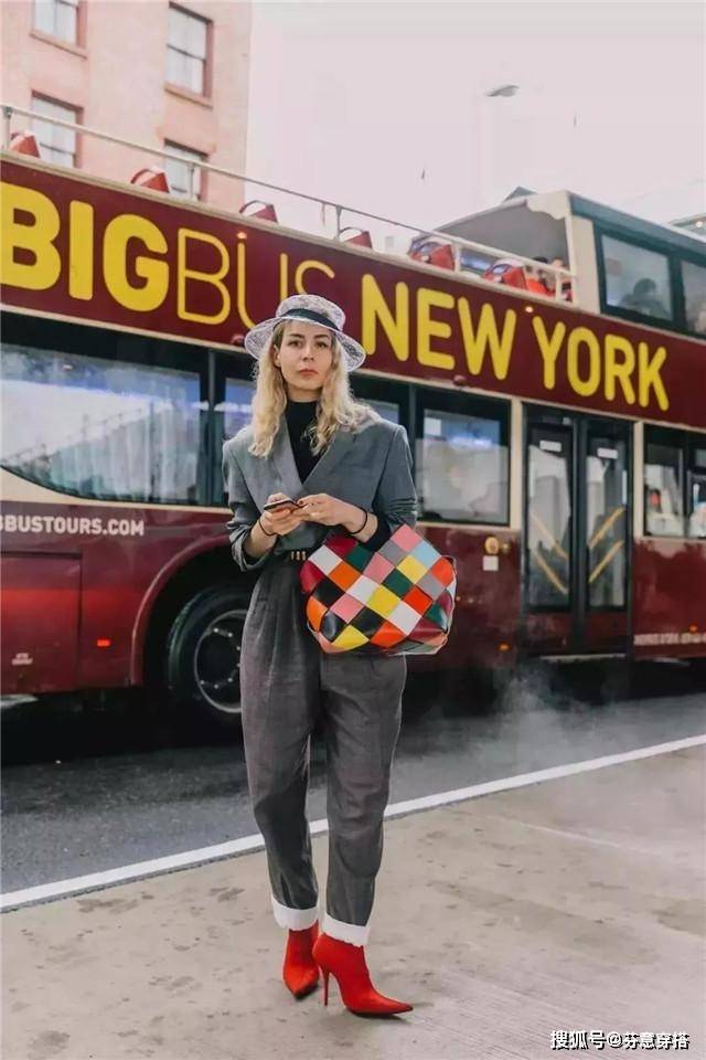 裙子 裸靴已经落伍了！明星都爱上这双“弹力靴”，配裙子裤子都好看！